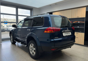 Подержанный автомобиль Mitsubishi Pajero Sport 2010 года (7 фото)