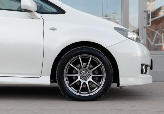 Подержанный автомобиль Toyota Wish Minivan 2011 года (9 фото)