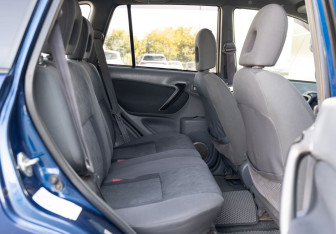 Подержанный автомобиль Toyota RAV4 2001 года (17 фото)