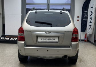 Подержанный автомобиль Hyundai Tucson 2007 года (6 фото)