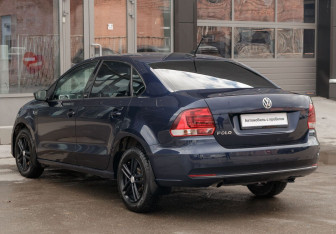 Подержанный автомобиль Volkswagen Polo Sedan 2017 года (7 фото)