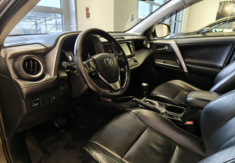 Подержанный автомобиль Toyota RAV4 2017 года (8 фото)