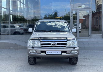 Подержанный автомобиль Toyota Land Cruiser Suv 2006 года (2 фото)