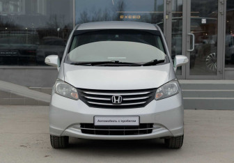 Подержанный автомобиль Honda Freed 2011 года (2 фото)