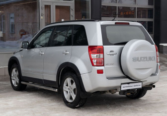 Подержанный автомобиль Suzuki Grand Vitara 2008 года (7 фото)