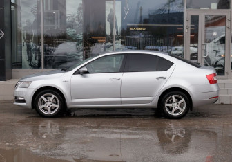 Подержанный автомобиль Skoda Octavia Liftback 2019 года (8 фото)