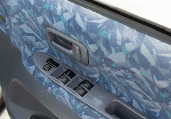 Подержанный автомобиль Toyota Ipsum 1997 года (14 фото)