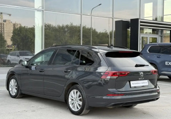 Подержанный автомобиль Volkswagen Golf Wagon 2021 года (7 фото)