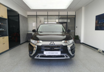 Подержанный автомобиль Mitsubishi Outlander 2021 года (2 фото)
