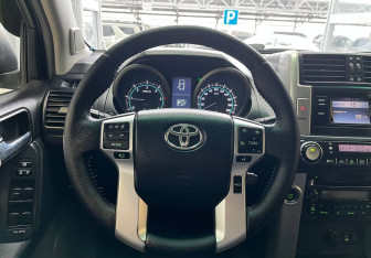 Подержанный автомобиль Toyota Land Cruiser Prado 2011 года (12 фото)