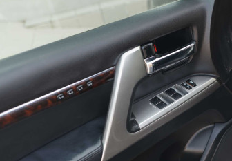Подержанный автомобиль Toyota Land Cruiser Suv 2012 года (17 фото)