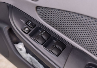 Подержанный автомобиль Nissan Wingroad 2002 года (15 фото)