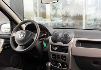 Подержанный автомобиль Renault Sandero 2011 года (10 фото)