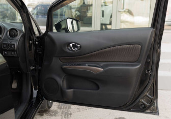 Подержанный автомобиль Nissan Note 2017 года (17 фото)