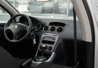 Подержанный автомобиль Peugeot 308 Hatchback 2011 года (10 фото)