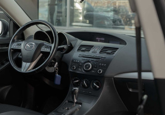 Подержанный автомобиль Mazda 3 Sedan 2013 года (10 фото)