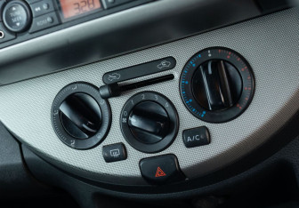 Подержанный автомобиль Nissan Note 2008 года (14 фото)