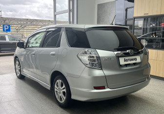 Подержанный автомобиль Honda Fit Shuttle 2012 года (4 фото)