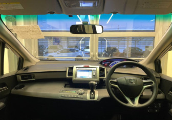 Подержанный автомобиль Honda Freed 2012 года (10 фото)