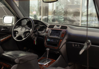 Подержанный автомобиль Acura MDX 2001 года (10 фото)
