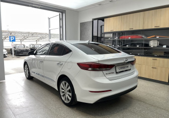 Подержанный автомобиль Hyundai Elantra Sedan 2018 года (6 фото)