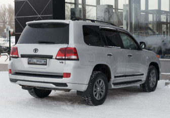 Подержанный автомобиль Toyota Land Cruiser Suv 2008 года (5 фото)