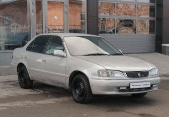 Подержанный автомобиль Toyota Corolla Sedan 1998 года (3 фото)