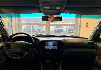 Подержанный автомобиль Toyota Land Cruiser Suv 2000 года (14 фото)