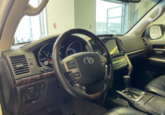 Подержанный автомобиль Toyota Land Cruiser Suv 2014 года (7 фото)