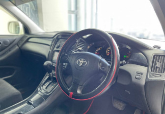 Подержанный автомобиль Toyota Kluger 2001 года (9 фото)