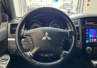 Подержанный автомобиль Mitsubishi Pajero 2020 года (10 фото)
