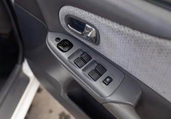 Подержанный автомобиль Mazda Familia Sedan 2000 года (15 фото)