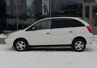 Подержанный автомобиль Toyota Nadia 2000 года (8 фото)