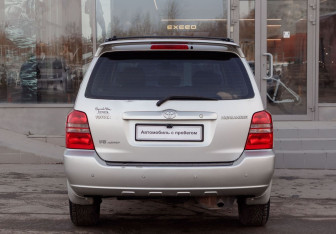 Подержанный автомобиль Toyota Highlander 2002 года (6 фото)