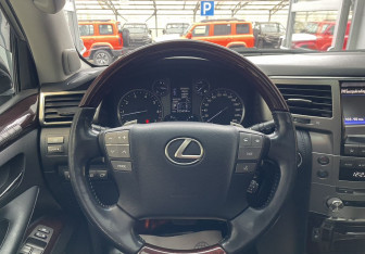 Подержанный автомобиль Lexus LX 2013 года (11 фото)