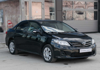 Подержанный автомобиль Toyota Corolla Sedan 2013 года (3 фото)