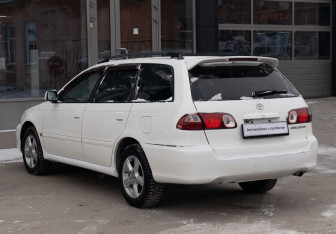 Подержанный автомобиль Toyota Caldina 2000 года (7 фото)