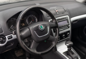 Подержанный автомобиль Skoda Octavia Liftback 2011 года (11 фото)