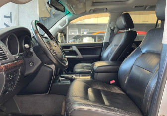 Подержанный автомобиль Toyota Land Cruiser Suv 2011 года (13 фото)