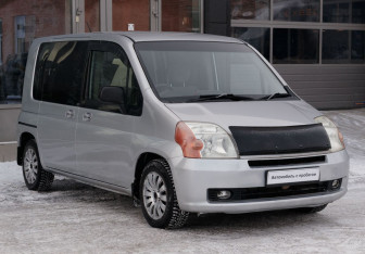 Подержанный автомобиль Honda Mobilio 2002 года (3 фото)