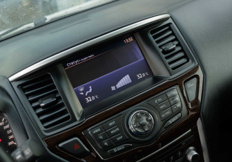 Подержанный автомобиль Nissan Pathfinder 2014 года (13 фото)