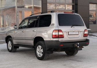 Подержанный автомобиль Toyota Land Cruiser Suv 2002 года (7 фото)