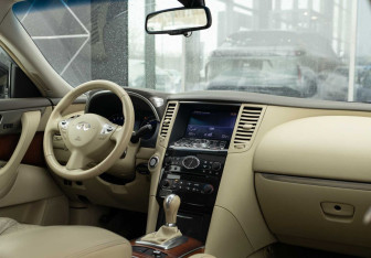 Подержанный автомобиль Infiniti FX 2012 года (10 фото)