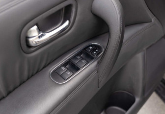 Подержанный автомобиль Nissan Patrol 2011 года (17 фото)