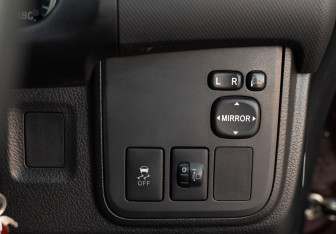 Подержанный автомобиль Toyota Wish Minivan 2013 года (16 фото)