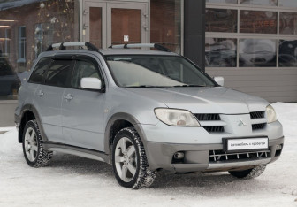 Подержанный автомобиль Mitsubishi Outlander 2004 года (3 фото)