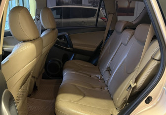 Подержанный автомобиль Toyota RAV4 2009 года (12 фото)