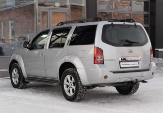 Подержанный автомобиль Nissan Pathfinder 2011 года (7 фото)
