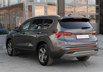 Подержанный автомобиль Hyundai Santa Fe 2021 года (7 фото)