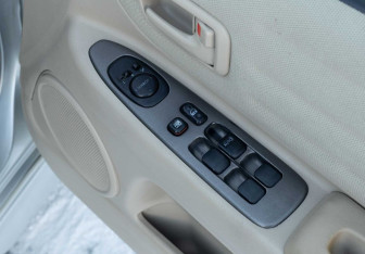 Подержанный автомобиль Toyota Altezza Sedan 2002 года (18 фото)